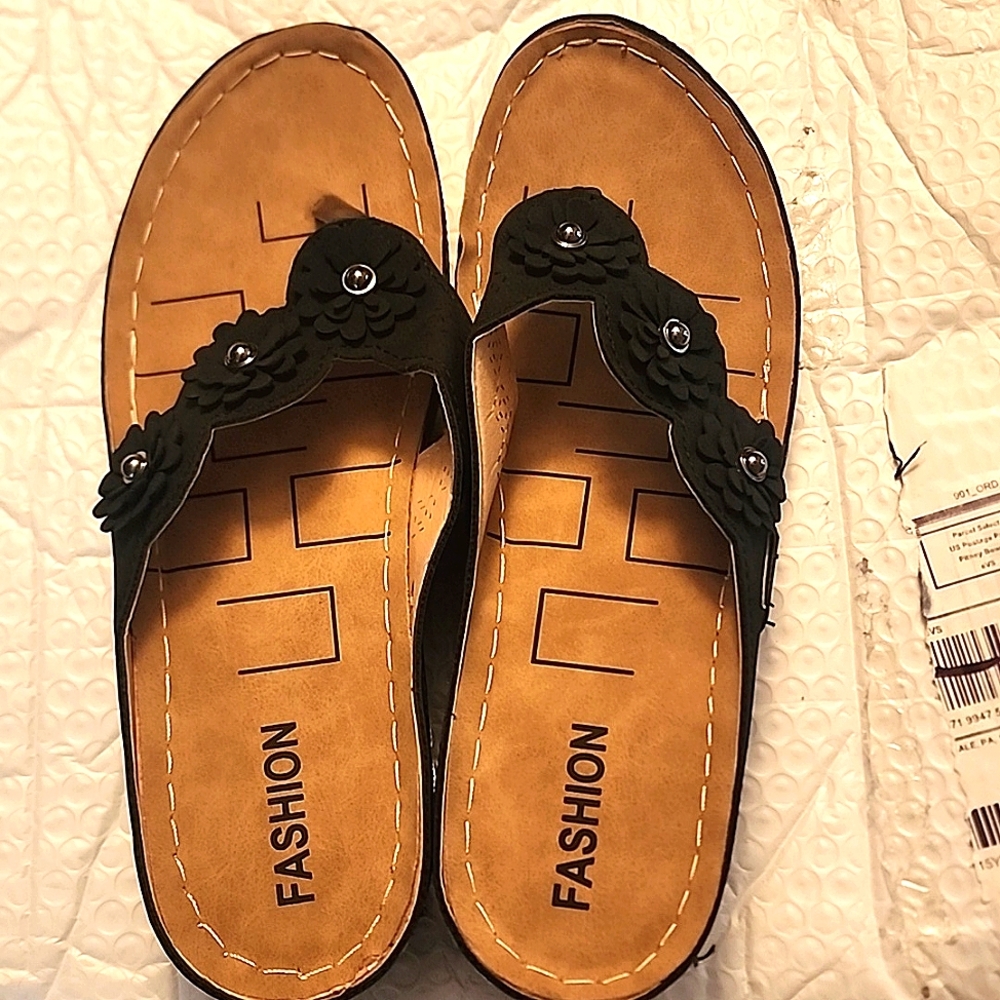 REDUCED!!  NWT.. Womens Black Sandles... Size 8